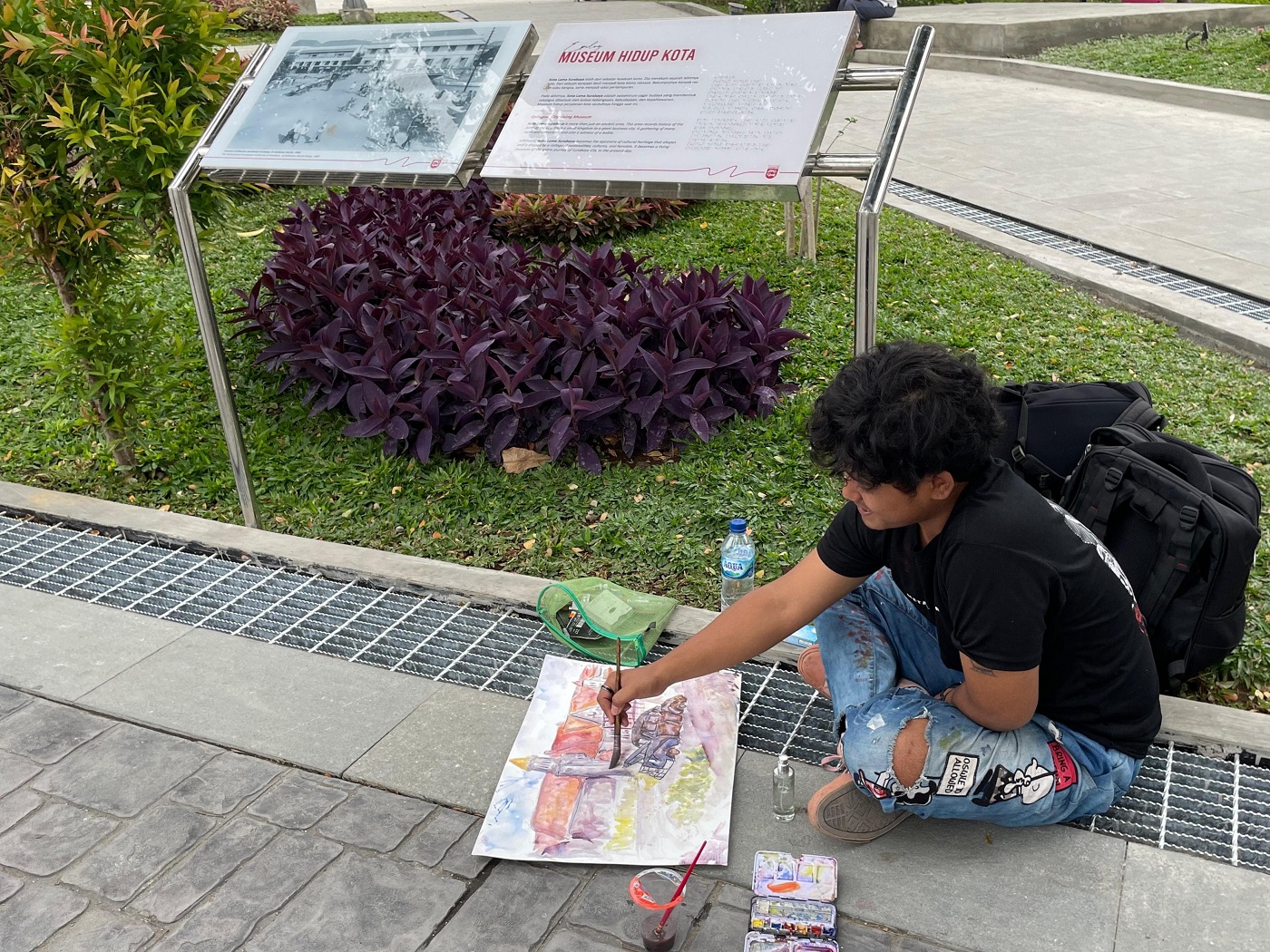 Salah satu peserta Sketchbar mengabadikan keindahan Gedung Cerutu.