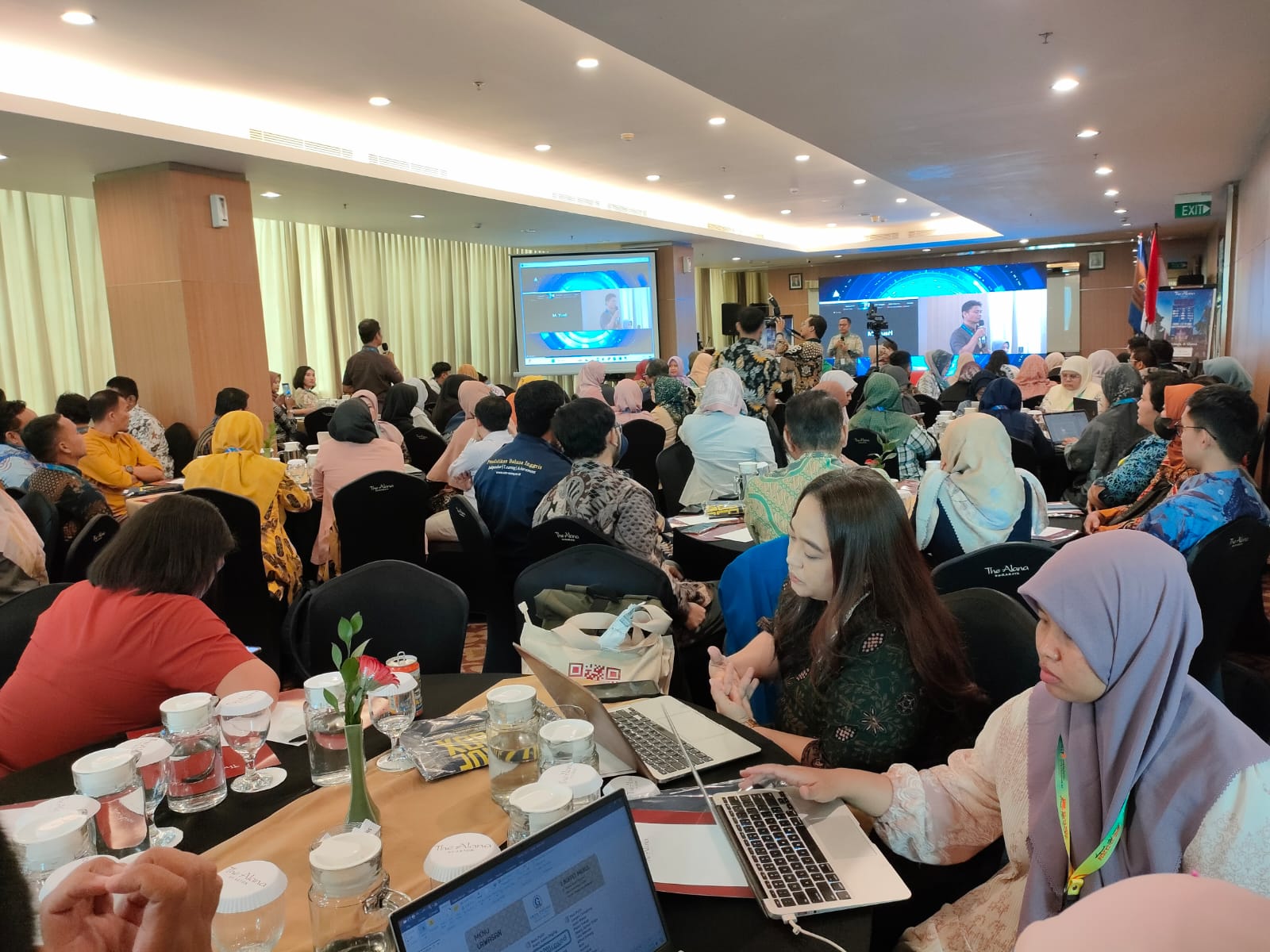 MENYIMAK: Para peserta kegiatan APSPBI ABM 2024 terlihat serius mengikuti pemaparan oleh pemateri di Hotel Alana Surabaya, Minggu (23/6).