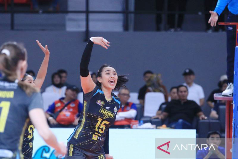Kapten tim Jakarta Electric PLN, Yolla Yuliana memberi intsruksi kepada rekan setim saat menghadapi Gresik Petrokimia Pupuk Indonesia dalam lanjutan PLN Mobile Proliga 2024 di GOR Pontianak, Sabtu.