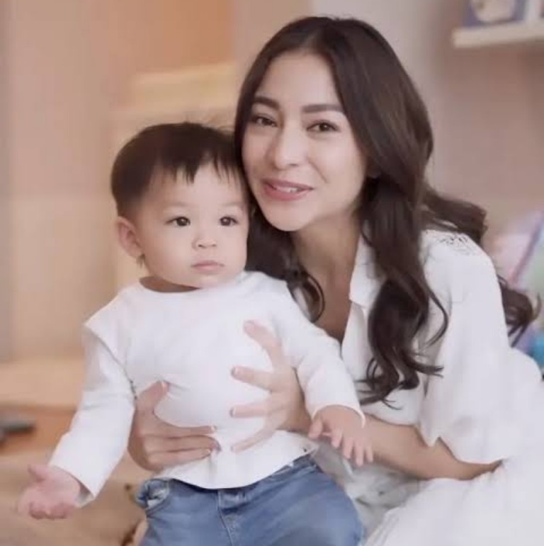Nikita Willy dan putranya Issa Xander Djokosoetono.