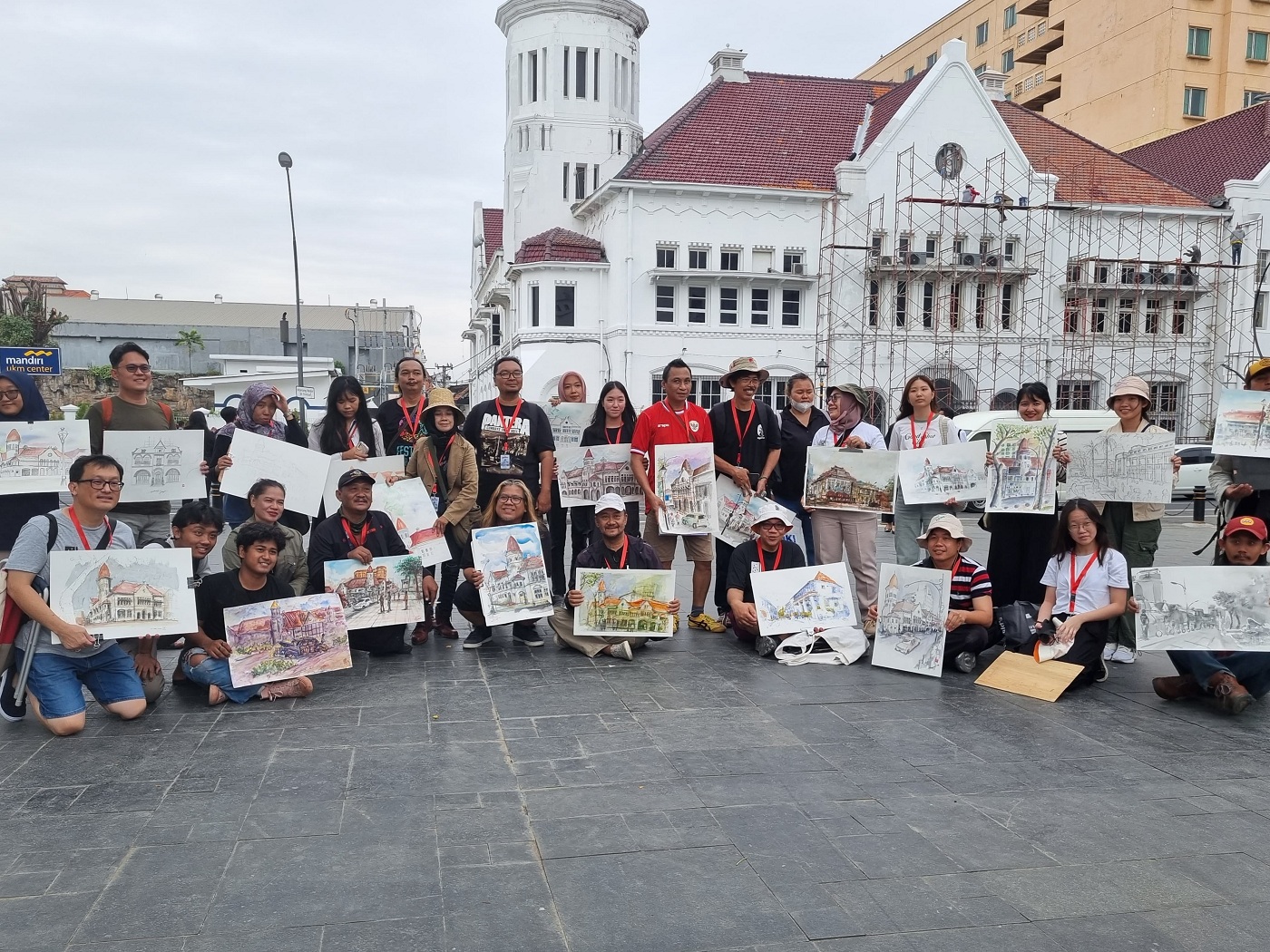 INDAH: Hasil gambar para peserta Sketchbar yang mengabadikan kemegahan bangunan di Kota Lama lewat sketsa di kawasan Kota Lama, Minggu (23/6).