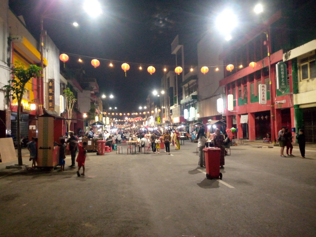 Wisata Kya-Kya Kembang Jepun Surabaya terlihat ramai pada Minggu malam, 23 Juni 2024. (Hurek/Radar Surabaya)