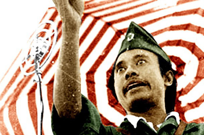 IKONIK: Foto Bung Tomo sedang berpidato di bawah payung tak lain adalah foto propaganda untuk membakar semangat arek arek Suroboyo dalam pertempuran 10 Nopember 1945  melawan sekutu.