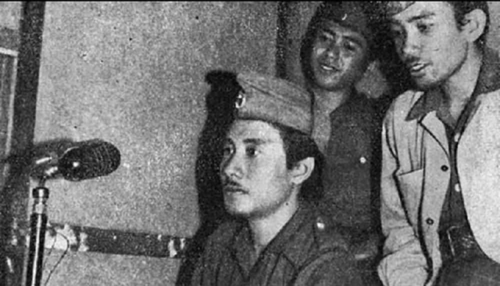 Bung Tomo  lewat radio berorasi membakar semangat arek arek Suroboyo melawan sekutu dalam perang 10 Nopember 1945.