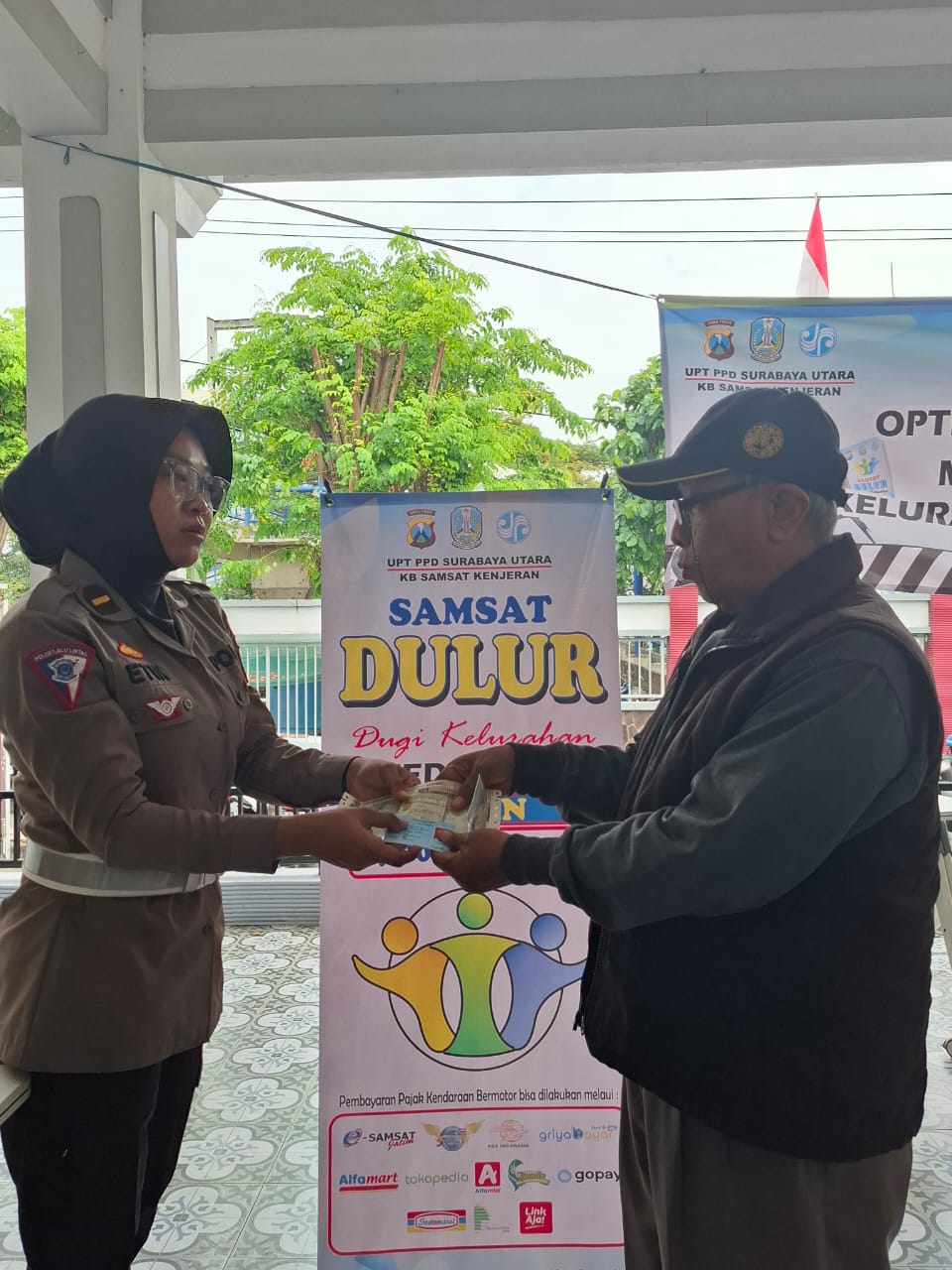 Samsat Surabaya Utara luncurkan Samsat Dulur untuk melayani.pembayaran pajak tahunan kendaraan bermotor di Kantor Kelurahan. (GUNTUR IRIANTO/RADAR SURABAYA)