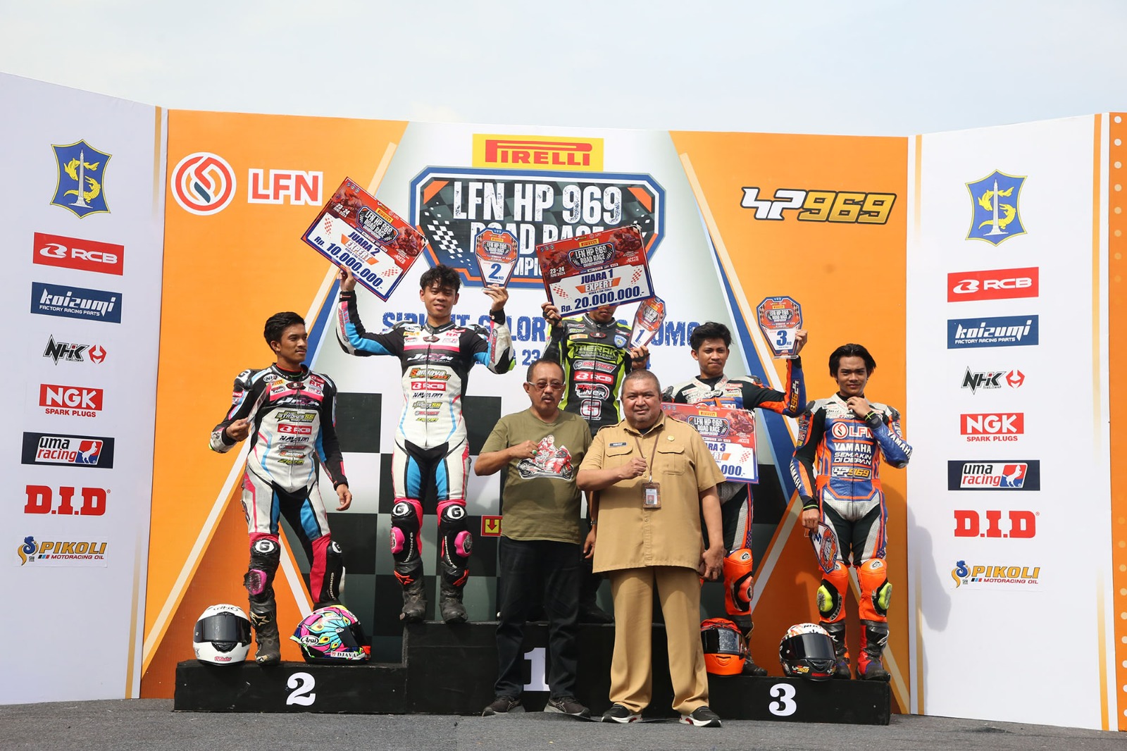 Para Pemenang Ajang Balap LFN HP969 Road Race Championship 2024 di Sirkuit GBT bersama Wakil Wali Kota Surabaya Armuji.