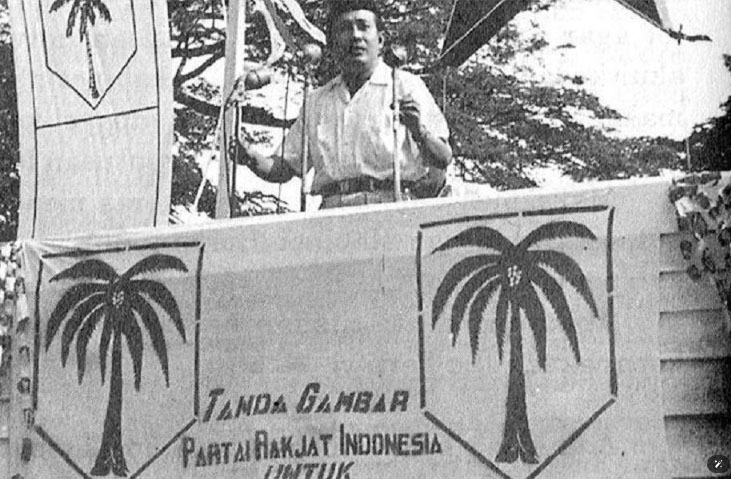 Foto Bung Tomo saat pidato untuk kampanye Partai Rakyat Indonesia yang didirikannya di Pemilu 1955.