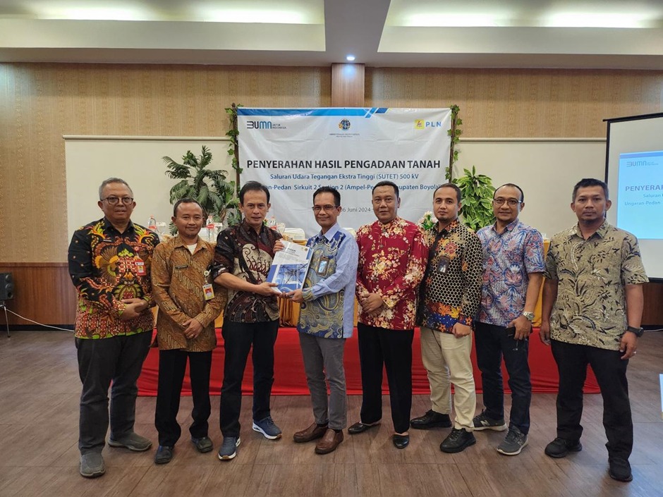 SINERGI: Kantah Kabupaten Boyolali saat menyerahkan laporan hasil pengadaan tanah SUTET 500 kV Ungaran-Pedan Sirkuit 2 Section 2 (Ampel Pedan) ke PLN UIP JBTB