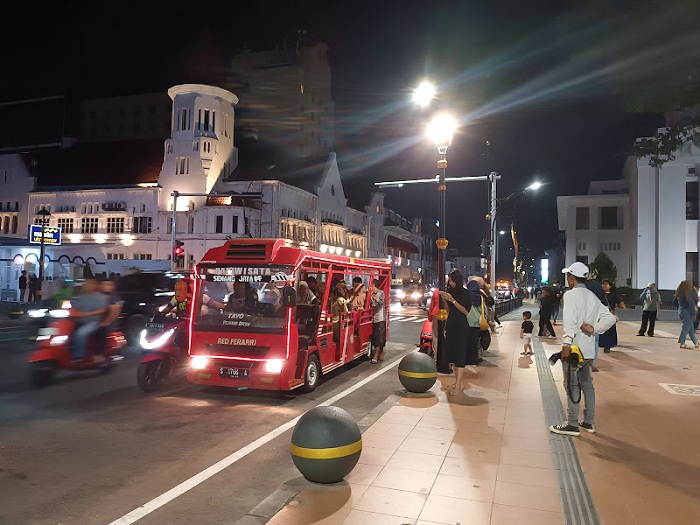 JALAN-JALAN: Suasana malam yang romantis dengan naik kereta kelinci di kawasan zona Etopa Kota Lama Surabaya. (SURYANTO/RADAR SURABAYA)