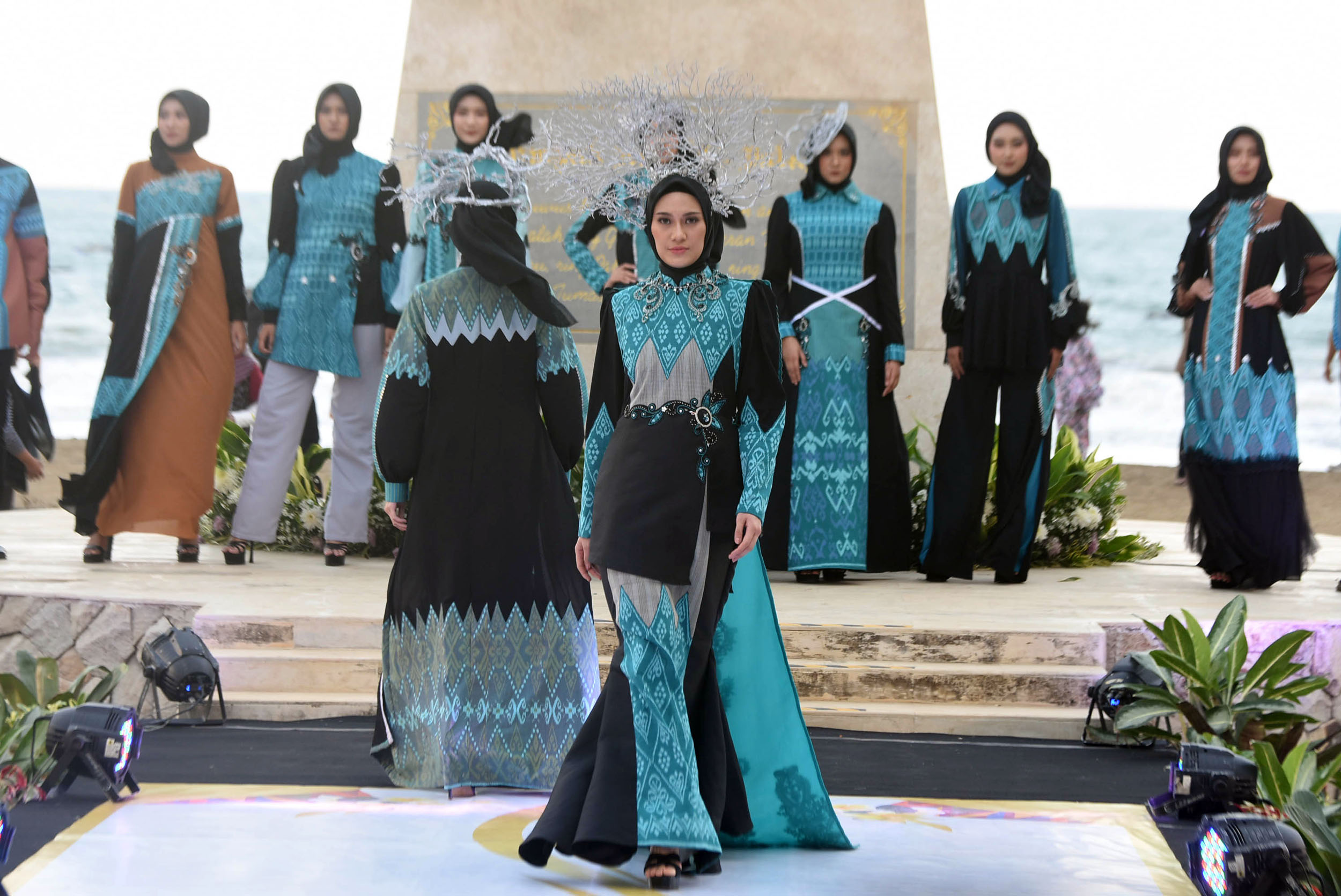 PENUH MAKNA: Model mengenakan busana karya desainer asal Surabaya, Lia Afif dengan tema Ambara Rupa, dalam pagelaran busana East Java Fashion Harmony.