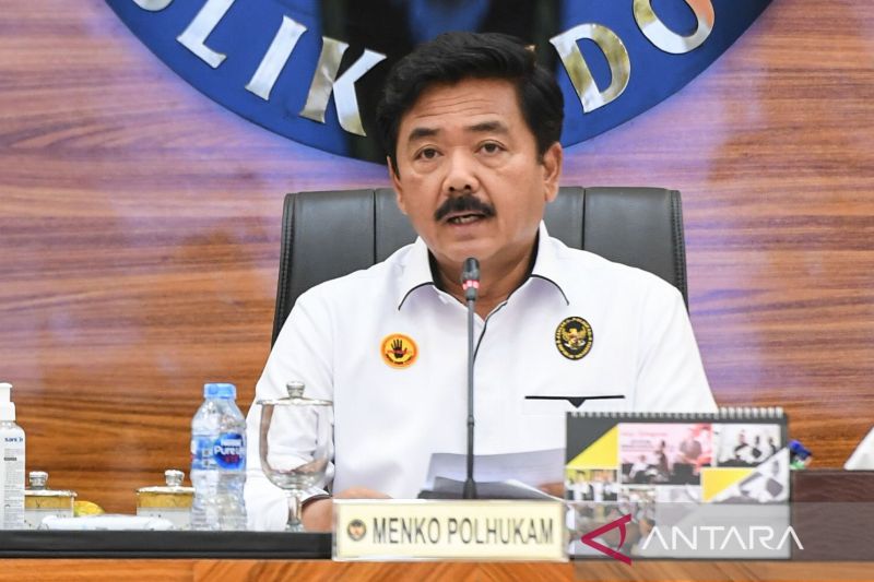 Menko Polhukam Hadi Tjahjanto saat memimpin Rakor Tingkat Menteri tentang pemberantasan judi online di Kemenko Polhukam Jakarta, Rabu (19/6).