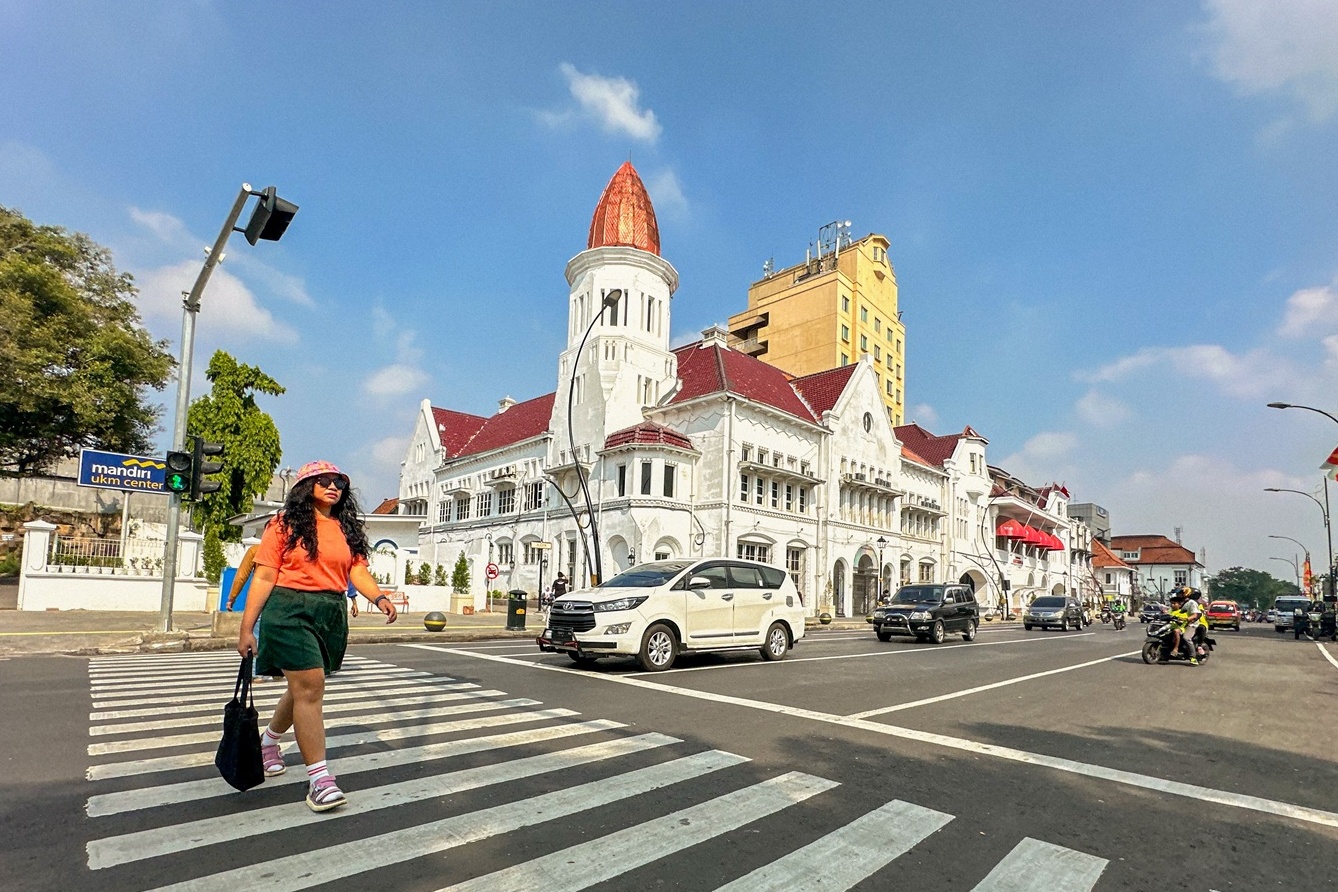 WISATA HERITAGE: Warga menikmati Wisata Kota Lama yang akan di-soft launching hari ini (27/6).