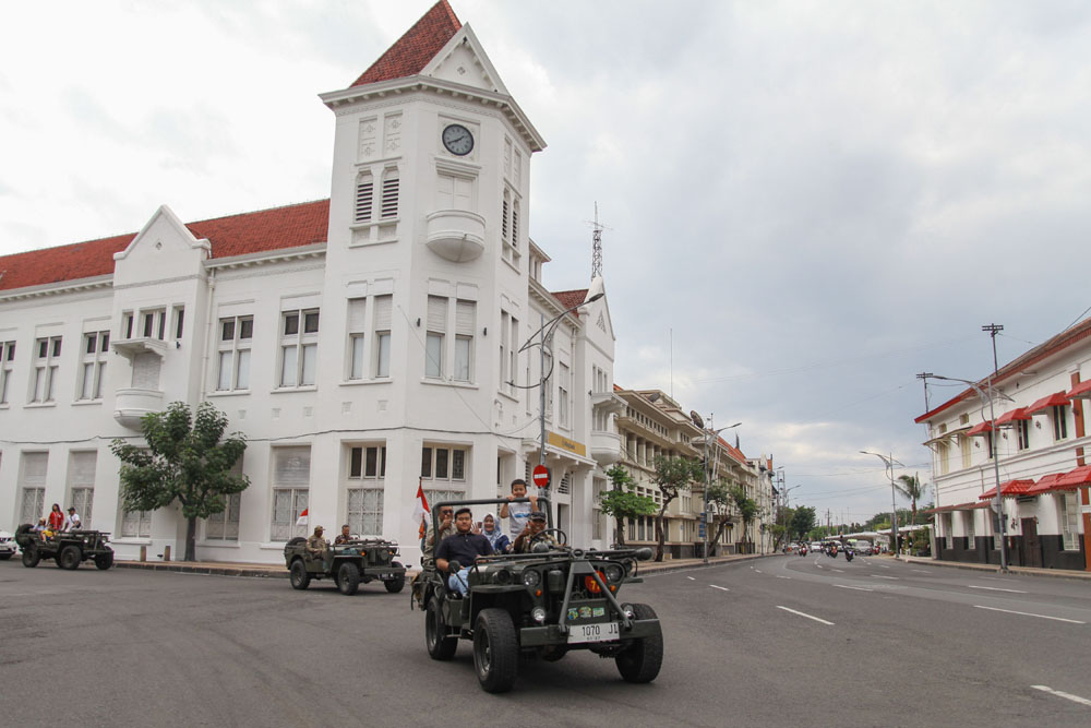 ASYIK: Warga menikmati Wisata Kota Lama Surabaya dengan naik jeep.