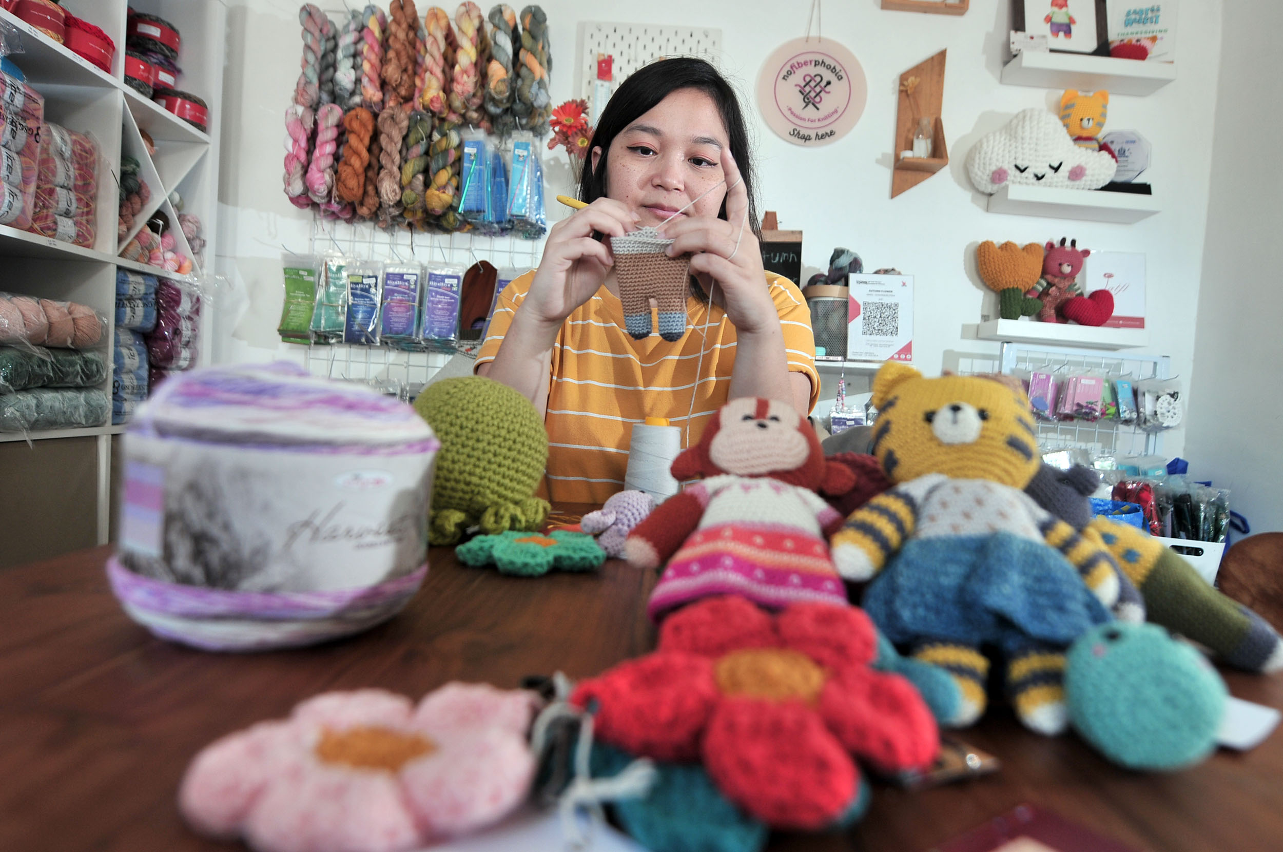 DETAIL: Perajin rajut, Julanita Linasari ketika melakukan proses perajutan boneka di workshop-nya Autumn Flower kawasan Prapen, Surabaya, Rabu (26/6).