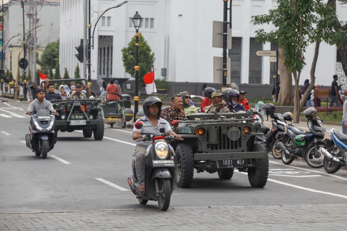 KELILING: Warga menikmati suasana dan wahana mobil Jeep di kawasan Kota Lama, Jalan Rajawali, Surabaya, Minggu (23/6). (SURYANTO/RADAR SURABAYA)