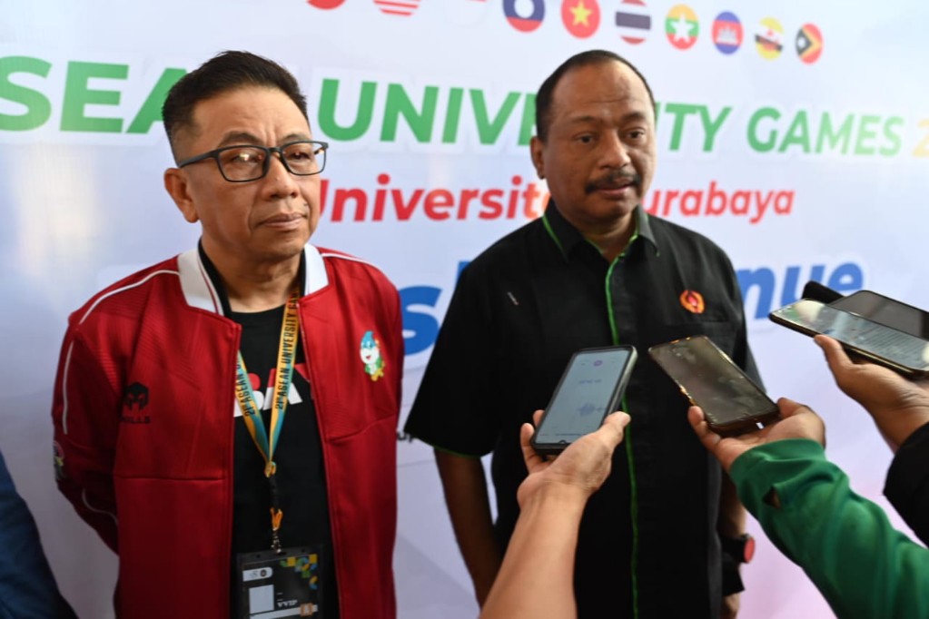 Ketua KONI Jatim M Nabil (kanan) bersama Rektor Ubaya Dr Benny Limanto