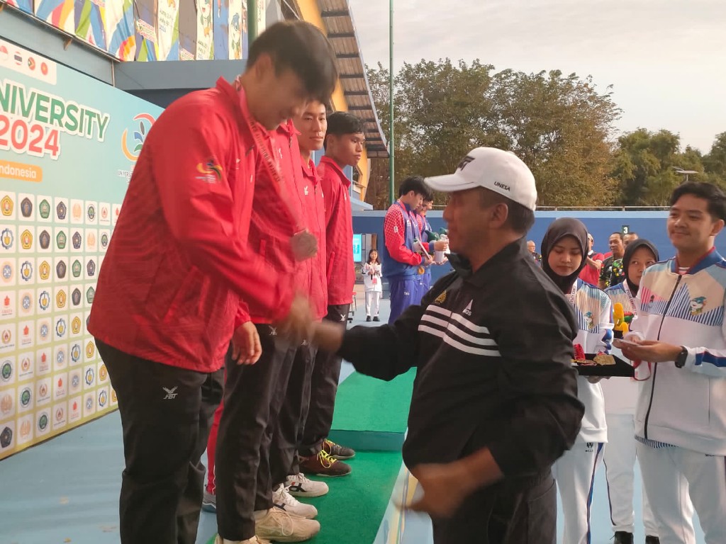 Rektor Unesa Prof Dr Nurhasan, selaku Ketua Umum Panitia Besar AUG 2024 mengalungkan medali kepada para juara.