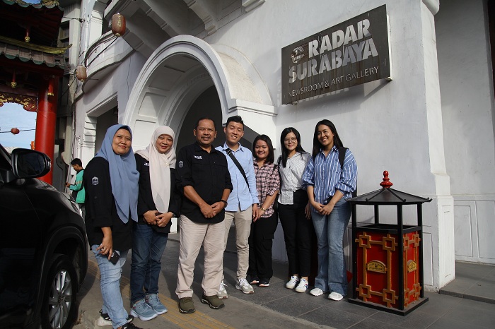 JALIN RELASI: General Manager J&T Express Jawa Timur Denny Lim (tengah) bersama tim saat berkunjung ke kantor Radar Surabaya, Rabu (26/6). (SURYANTO/RADAR SURABAYA)
