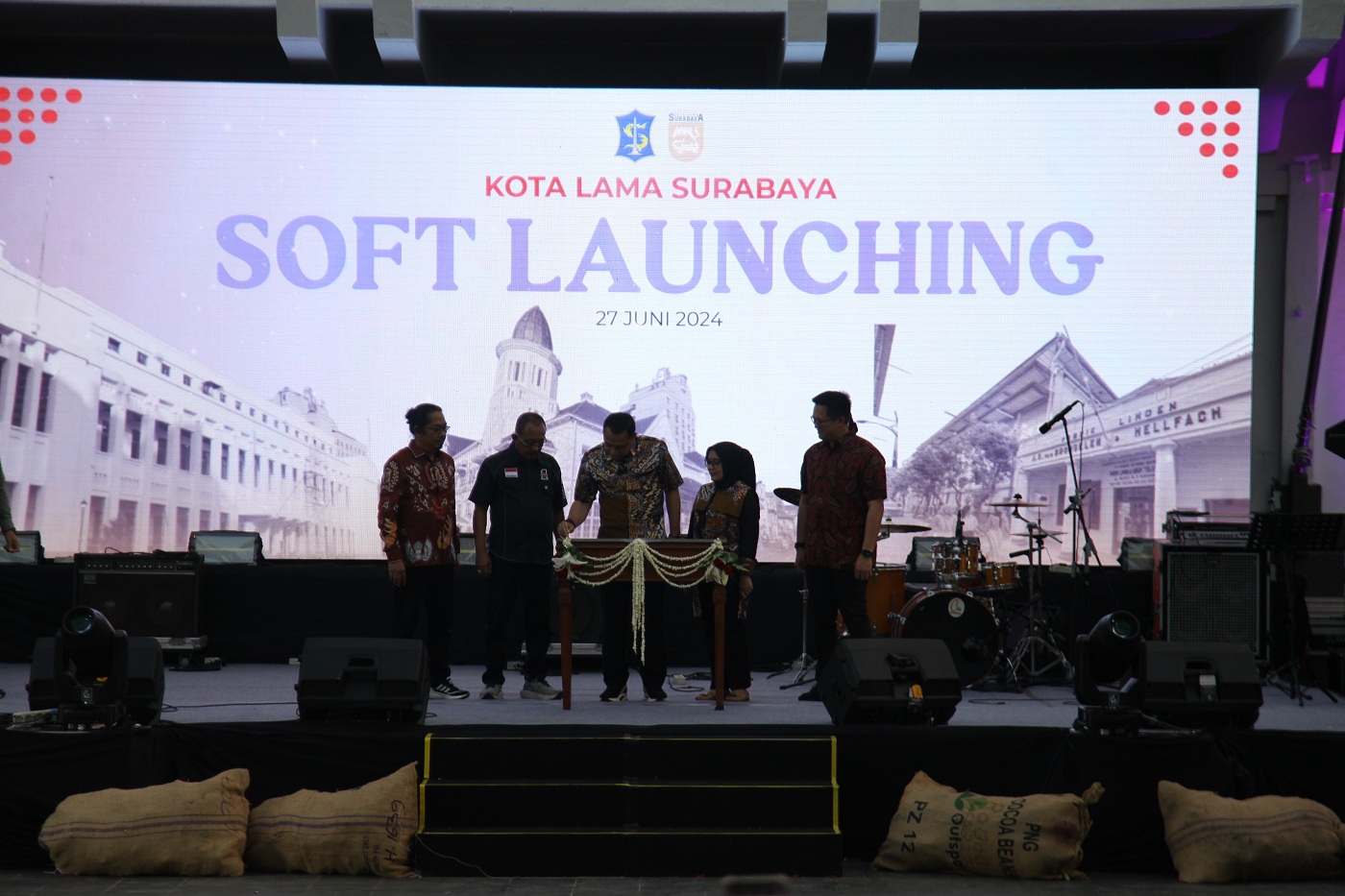 ASET SEJARAH: Wali Kota Surabaya Eri Cahyadi menandatangani prasasti Revitalisasi Kota Lama Surabaya di depan Gedung Internatio.