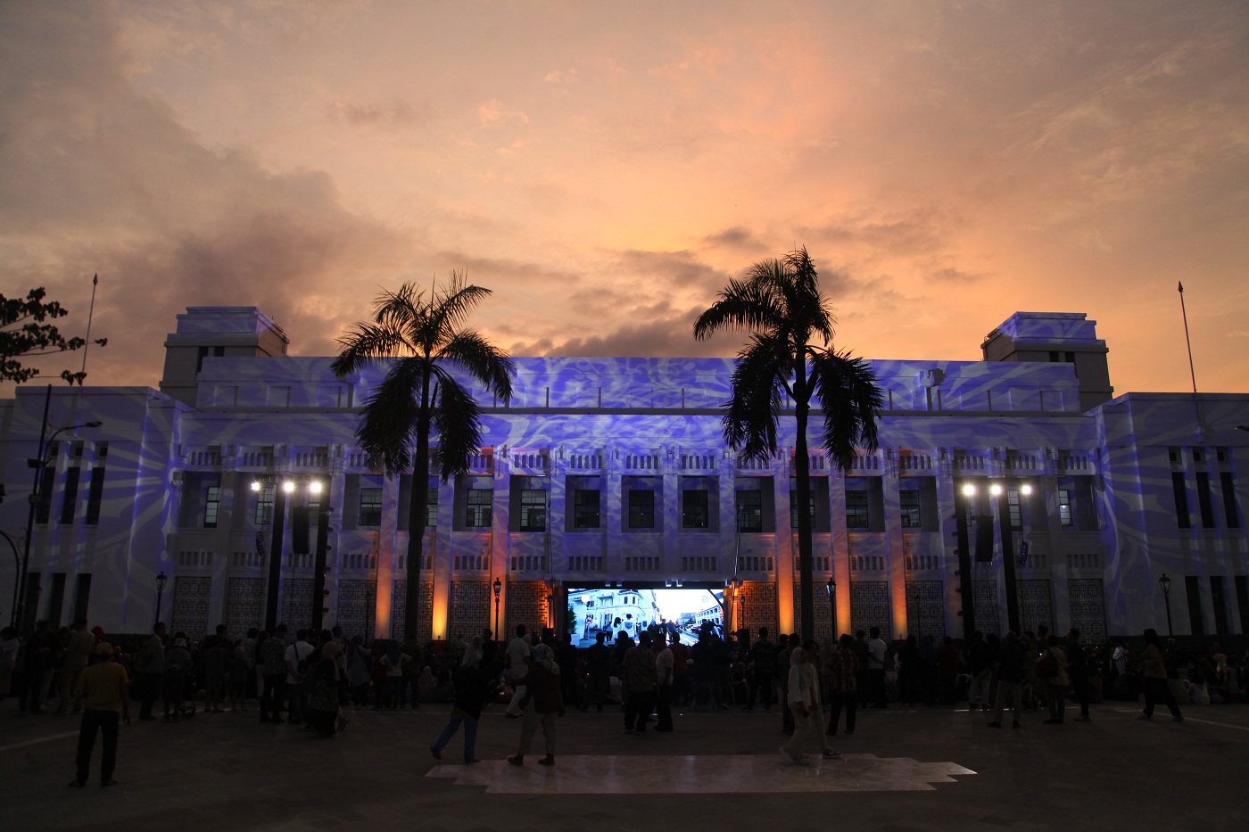 INDAH DAN MEGAH: Permainan lampu mewarnai Outdoor Gedung Internatio saat soft launching Wisata Kota Lama, Kamis (27/6).