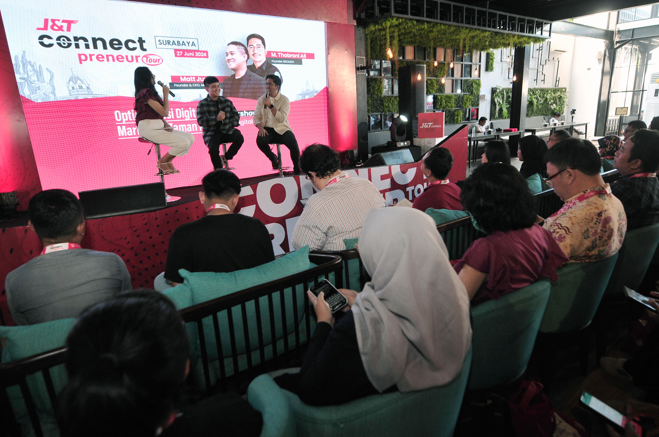 TALKSHOW: Kegiatan J&T Connect Preuner Tour dengan pembicara asal Surabaya, M Thobroni dan Matt Junior di Surabaya, Kamis (27/6).