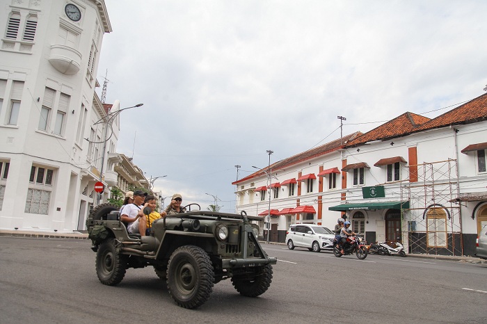 KLINONG-KLINONG: Warga menikmati suasana dan wahana mobil Jeep di kawasan Wisata Kota Lama, Jalan Veteran, Surabaya, Minggu (23/6). (SURYANTO/RADAR SURABAYA)