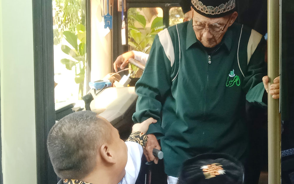 ANUGRAH: Mbah Mislan, haji tertua tiba dengan selamat dan sehat di Debarkasi Surabaya.