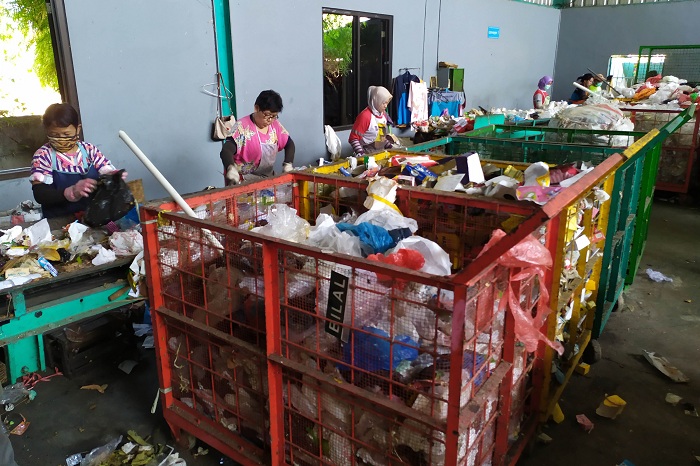 DIOLAH: Pemkot Surabaya selalu mengingatkan warganya untuk membuang sampah di tempat yang sudah disediakan, karena sampah-sampah itu bisa diolah lagi. (SURYANTO/RADAR SURABAYA)