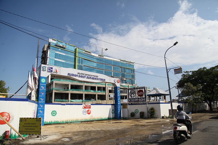 DIKEBUT: Suasana pengerjaan proyek pembangunan RSUD Surabaya Timur di kawasan Medokan Asri Tengah, Surabaya, Jumat (28/6). (SURYANTO/RADAR SURABAYA)