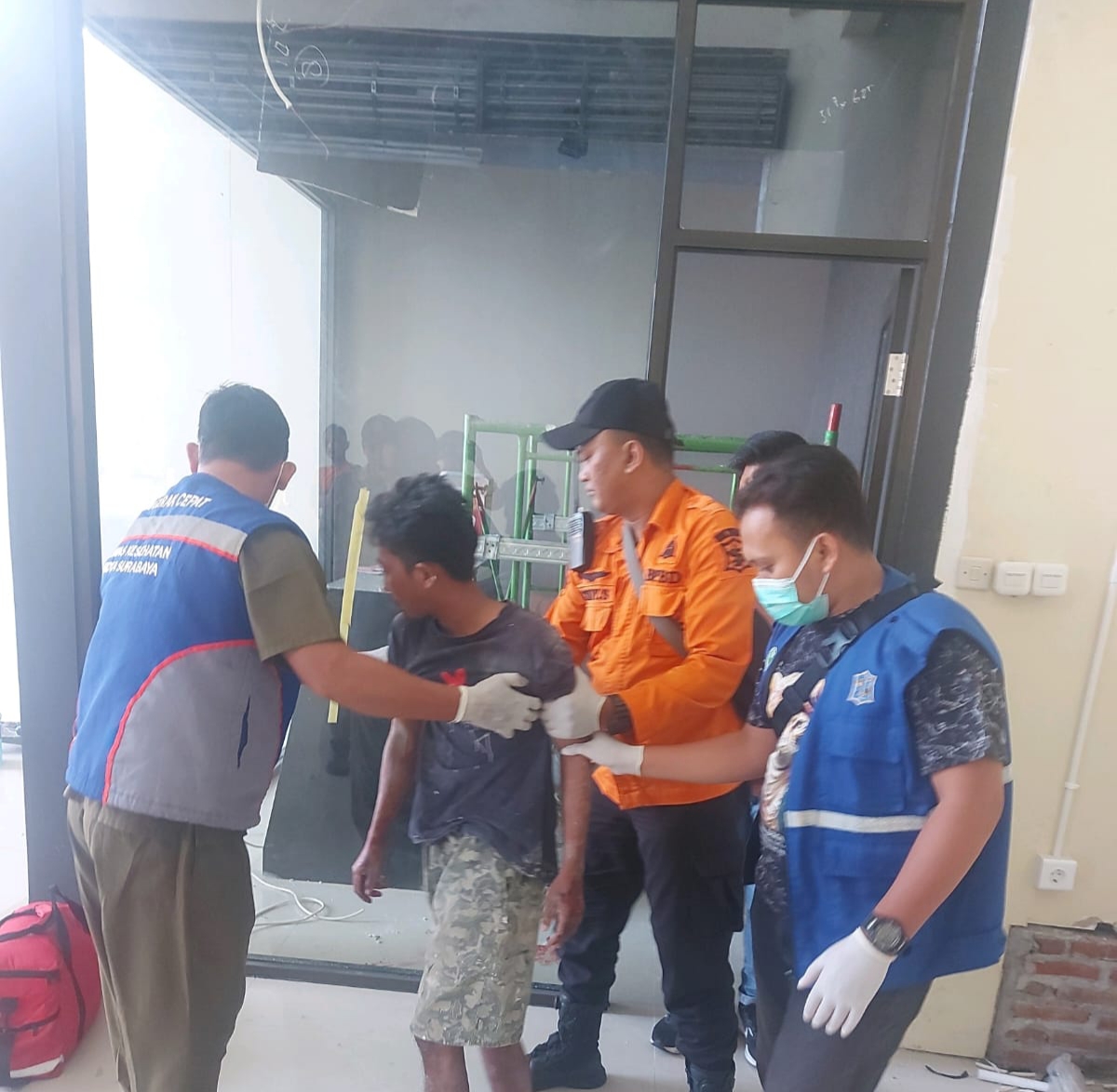 SELAMAT: Petugas BPBD memberikan pertolongan pertama terhadap MAF yang mengalami laka kerja di Jalan Telaga Utama, Lakarsantri Jumat (28/6).