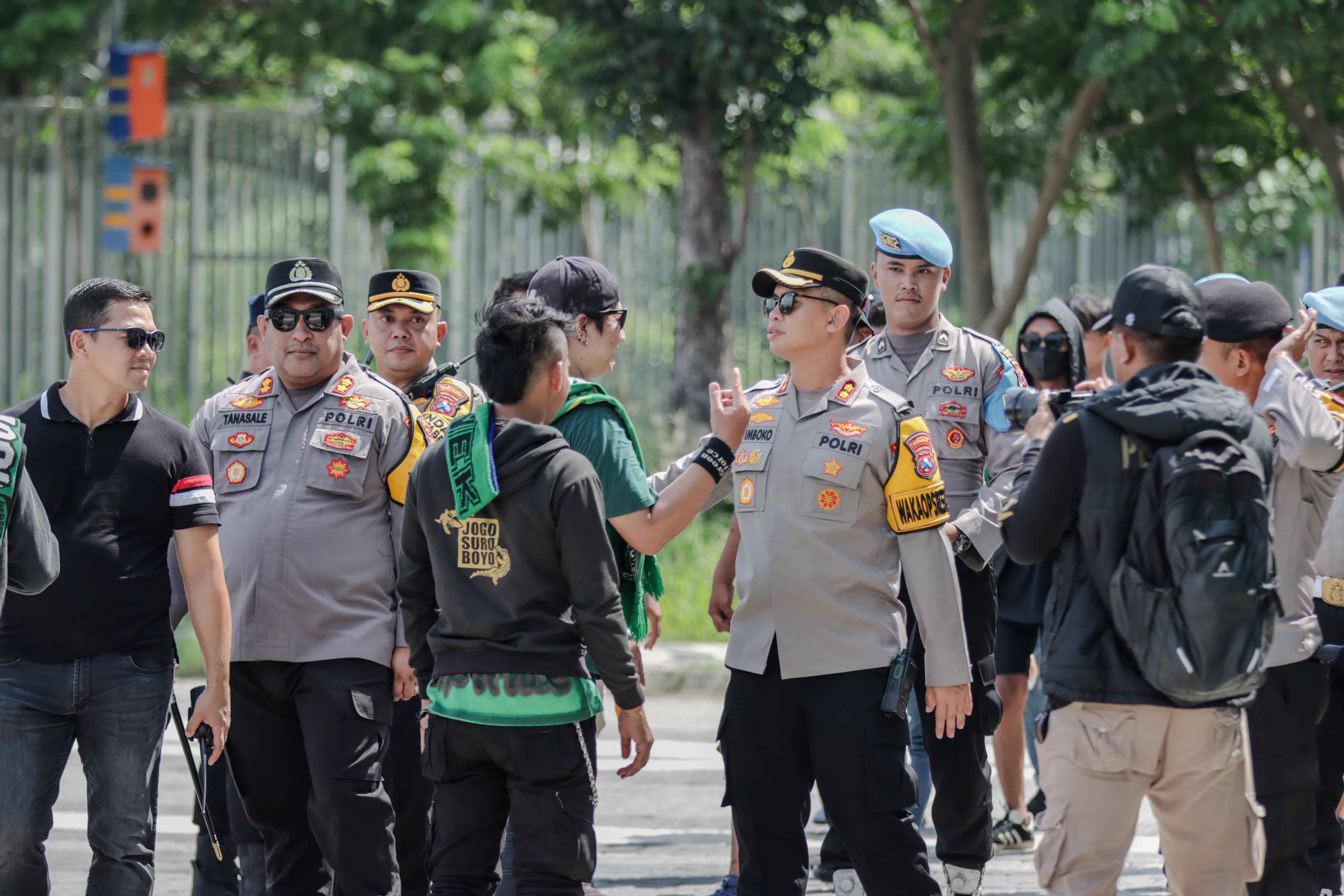 Polrestabes Surabaya kerahkan ribuan personel amankan anniversary game Persebaya Surabaya ke-97. (IST)