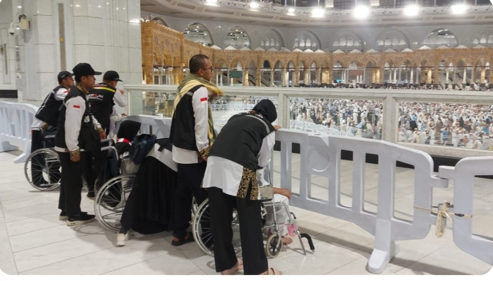 Petugas dengan sabar mengantar jemaah haji unyuk berdoa di depan Kabah dari lantai 2 Masjidil Haram.