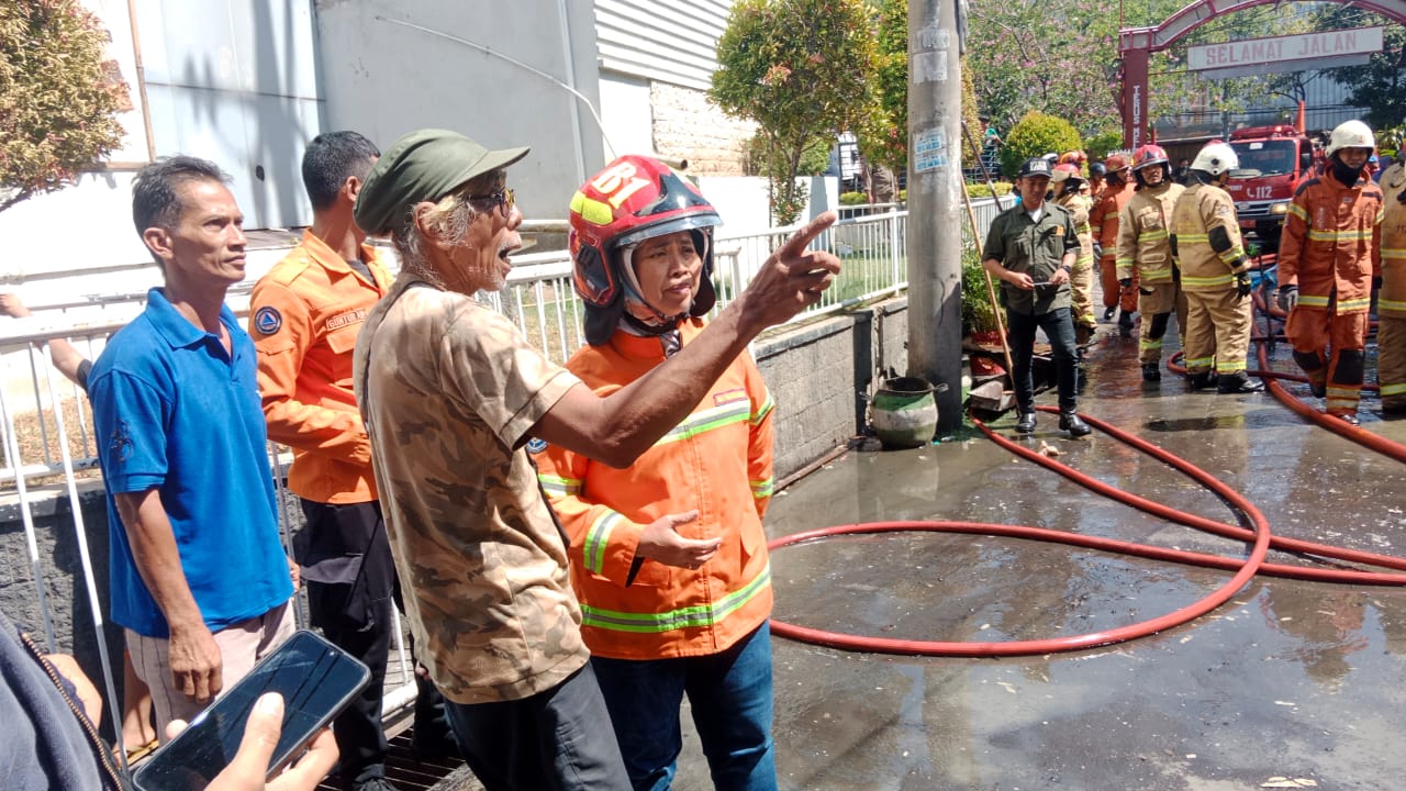 Situasi di lokasi kebakaran Jalan Tambak Dukuh I Surabaya yang dipenuhi warga.