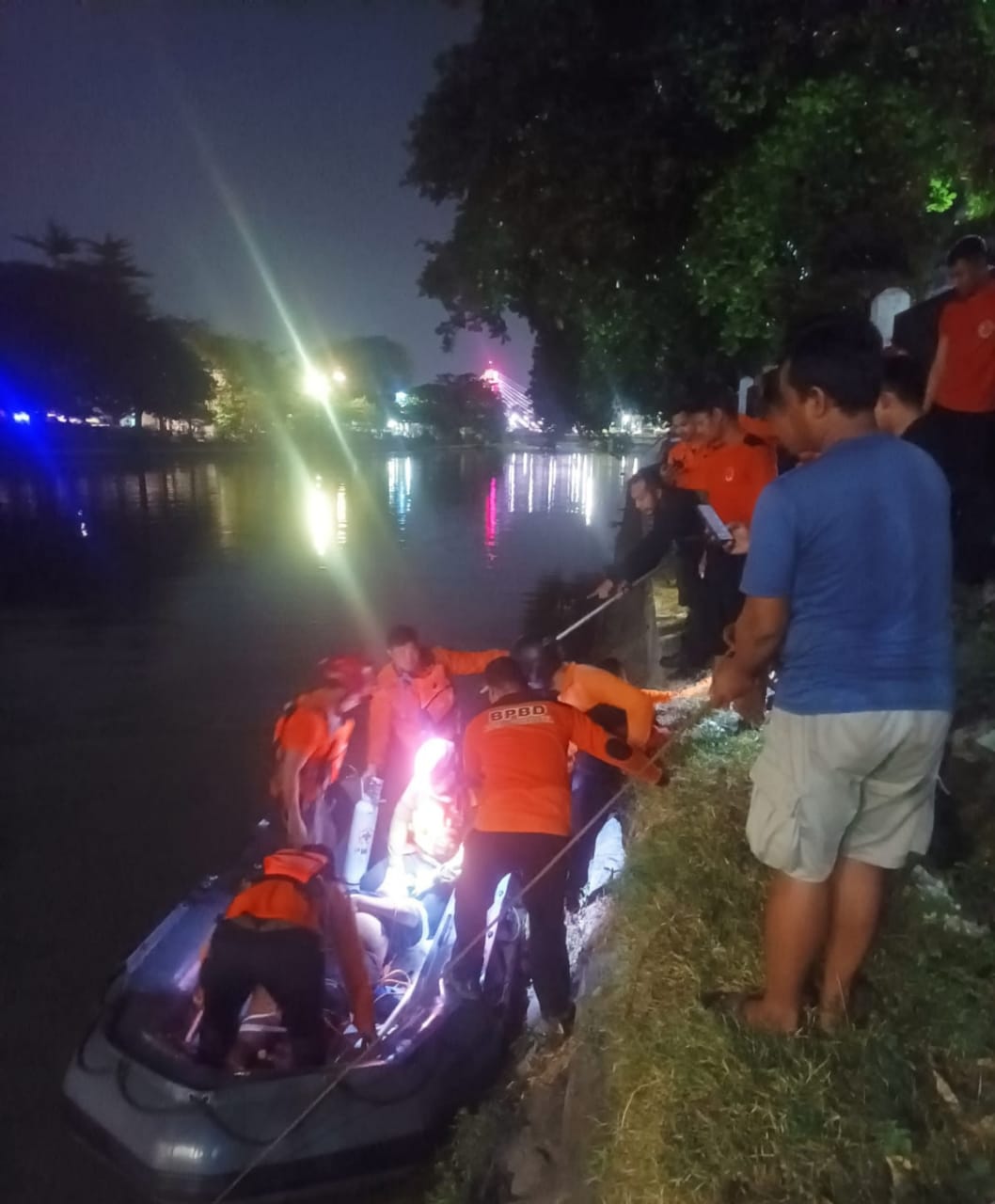 Petugas gabungan mengevakuasi DN yang tercebur di sungai Jagir, Wonokromo Sabtu malam (29/6). (IST)