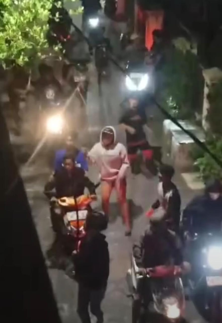 Petugas gabungan mengevakuasi DN yang tercebur di sungai Jagir, Wonokromo Sabtu malam (29/6). (IST)