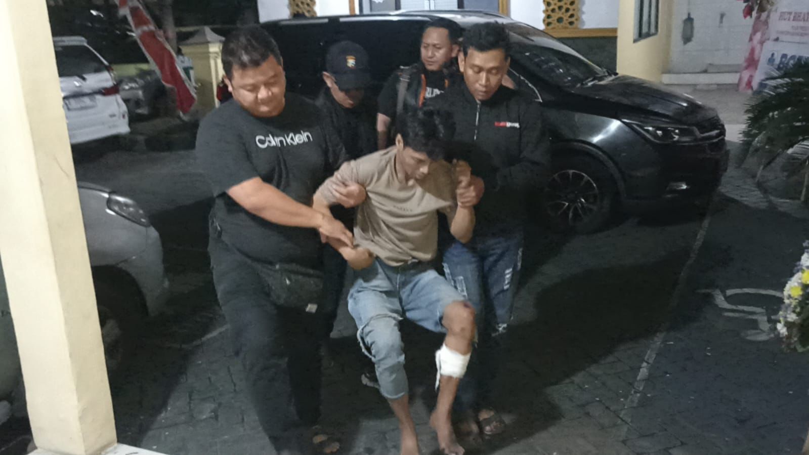 Dua tersangka yang terpaksa didor Polsek Sukolilo setelah ketahuan mencuri sepeda motor di ruko Jalan Medokan Ayu, Surabaya. Mereka tepergok anggota saat mendorong motor curiannya. (IST)