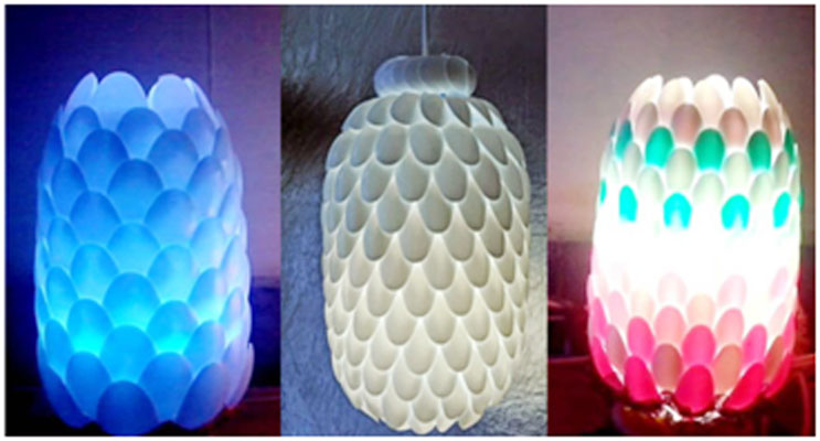 Lampu dari bahan sendok plastik.