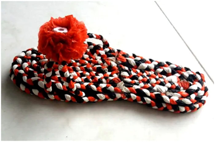 Sandal bahan sampah atau sedotan plastik.