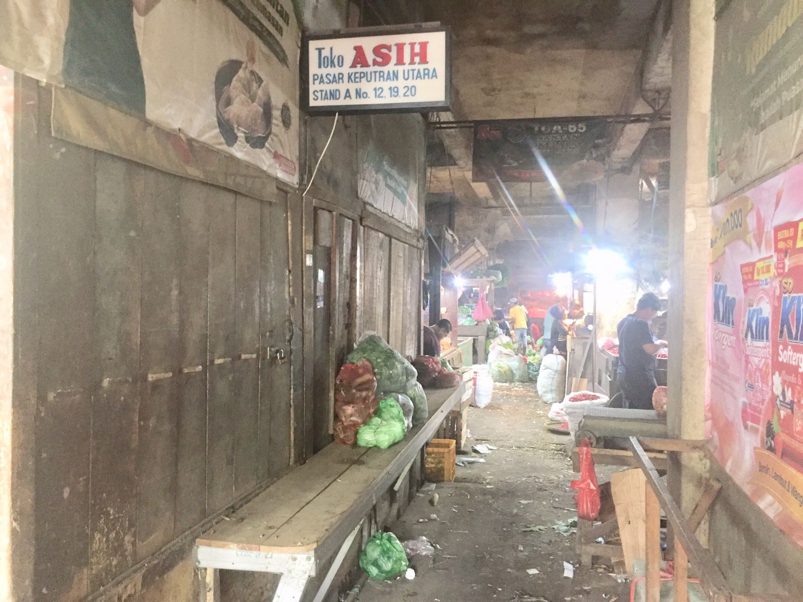 Toko sembako yang diduga dibobol maling di Pasar Keputran, Surabaya. Polisi masih selidiki kejadian tersebut. (IST)