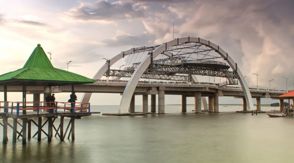 Menikmati Jembatan Surabaya seraya merasakan keindahan alamnya dari balai-balai di sekitarnya.
