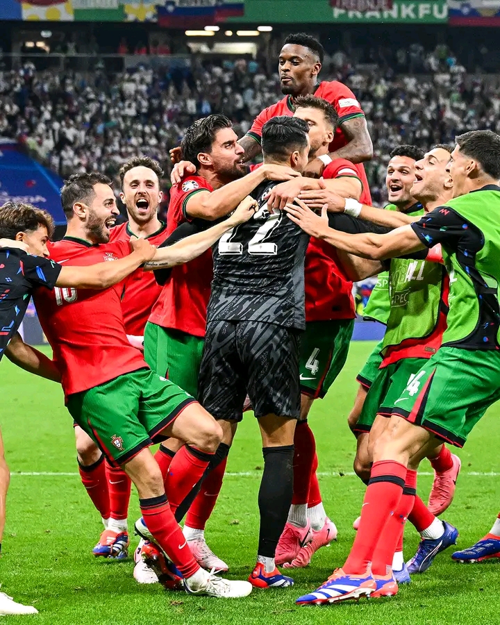 Kiper Diogo Costa jadi pahlawan kemenangan Portugal atas Slovenia di babak 16 besar Euro 2024. (EURO)