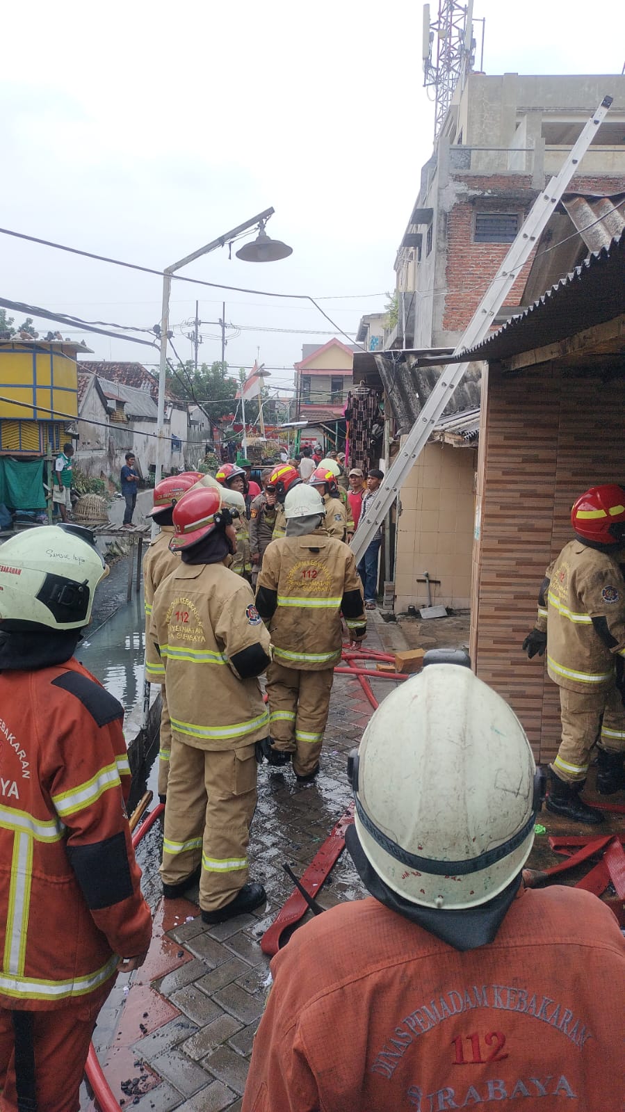 Petugas DPKP Surabaya saat melakukan pembasahan di rumah Jalan Tambak Arum, Surabaya. Diduga kebakaran disebabkan obat nyamuk yang masih menyala saat ditinggal pergi penghuninya. (IST)