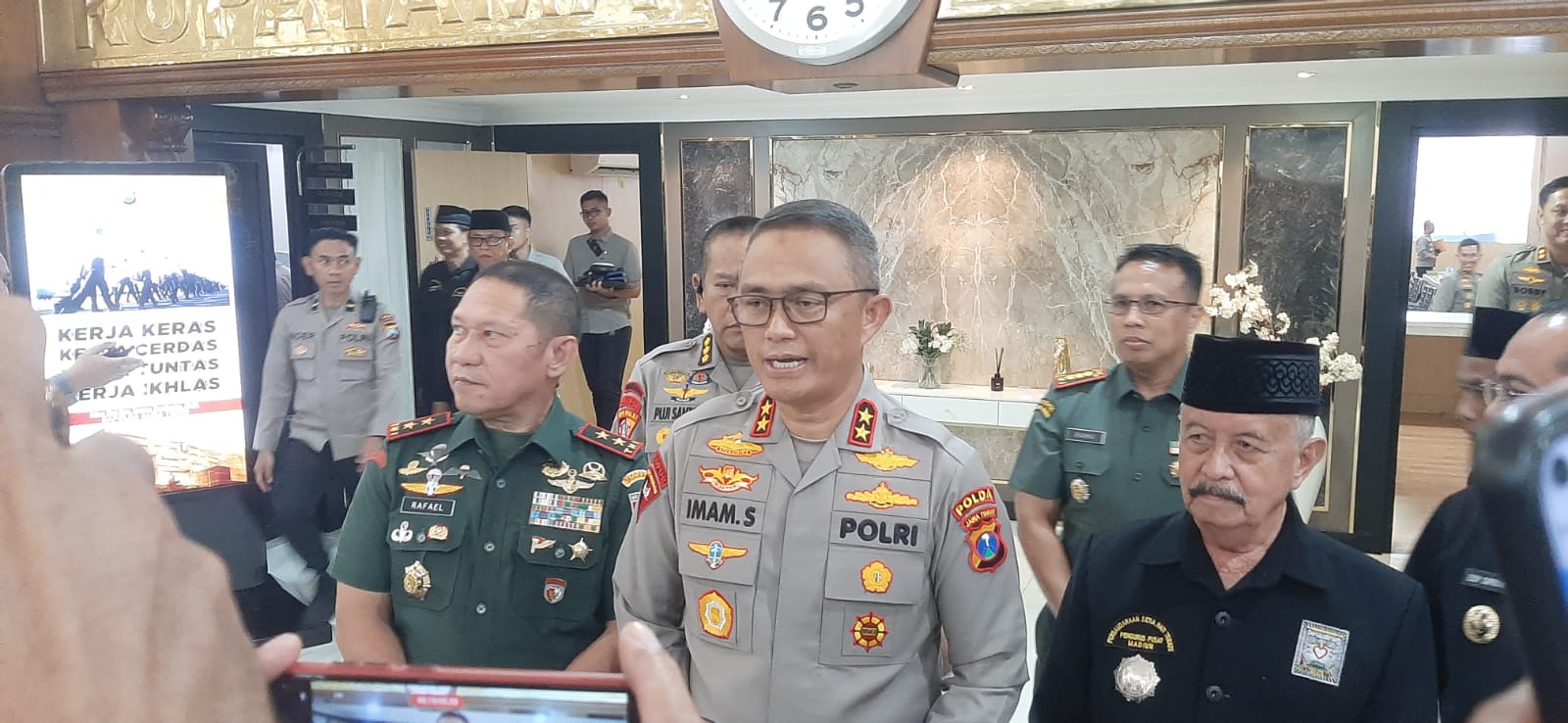 Kapolda Jatim Irjen Pol Imam Sugianto menjelaskan persiapan pengamanan Suroan dan Suran Agung. (MAHRUS/RADAR SURABAYA)