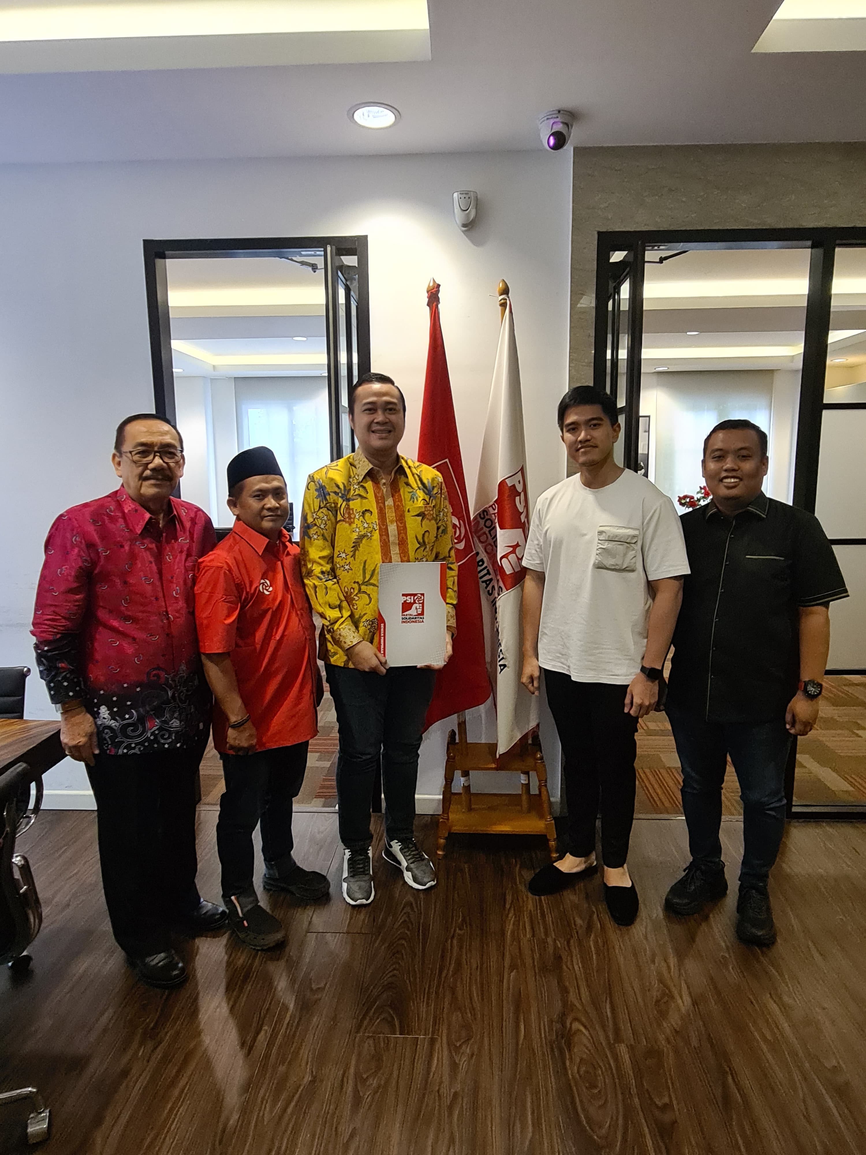 Penyerahan Surat Tugas dari PSI untuk Bayu Airlangga yang diberikan langsung oleh Ketum PSI Kaesang.