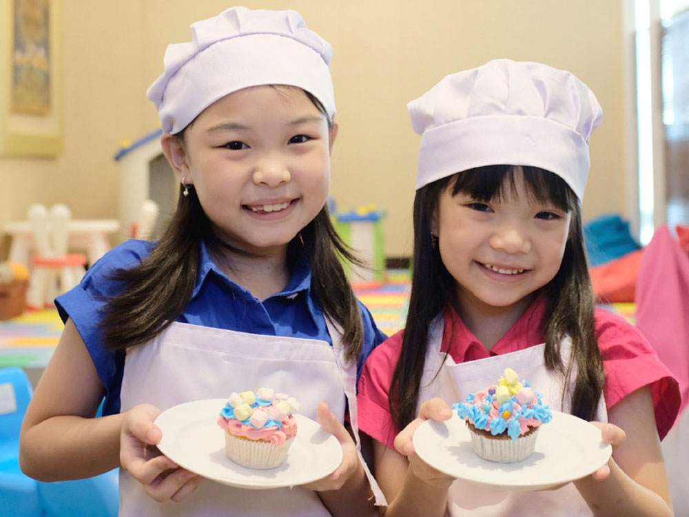 BERKESAN: Anak-anak menikmati liburan sekolah dengan mendekor cupcake.