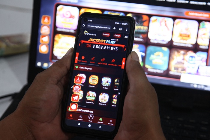 JANGAN: Aktivitas judi online lewat gadget marak, tak hanya dilakukan kalangan dewasa tapi juga anak-anak dan remaja. (SURYANTO/RADAR SURABAYA)
