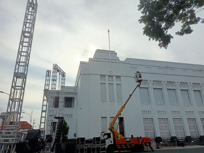 SIAP-SIAP: Panggung untuk acara grand launching Wisata Kota Lama Surabaya dikebut, karena acara akan digelar besok sore. (DIMAS MAHENDRA/RADAR SURABAYA)