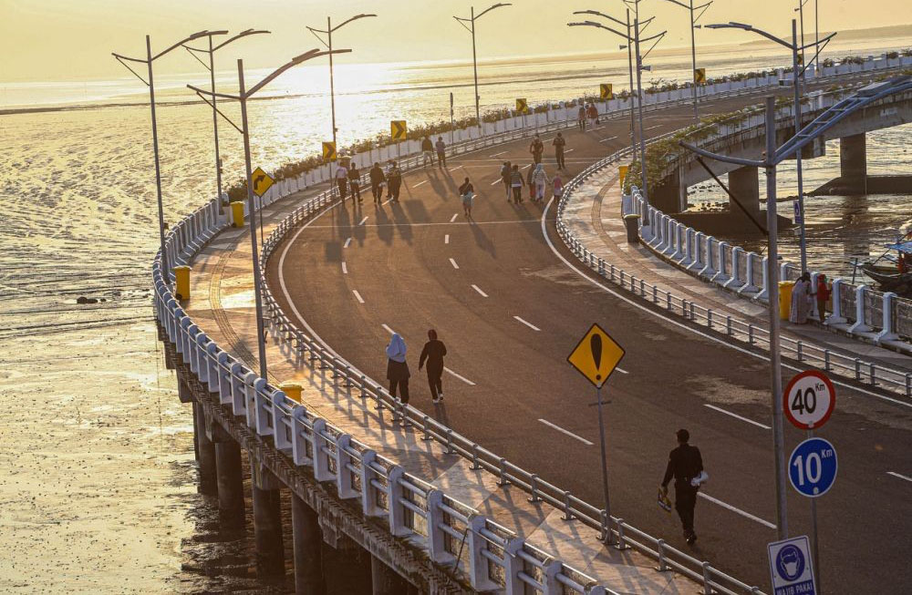SUNSET: Menikmati senja di atas Jembatan Surabaya jadi cara yang tepat untuk menghilangkan kepenatan.