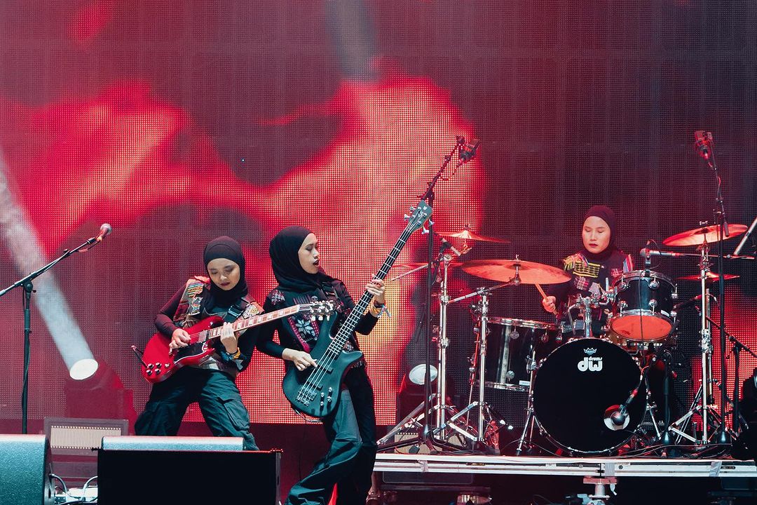Voice of Baceprot (VoB), band heavy metal berhijab asal Garut yang pertama diundang di Glastonbury Festival Inggris.