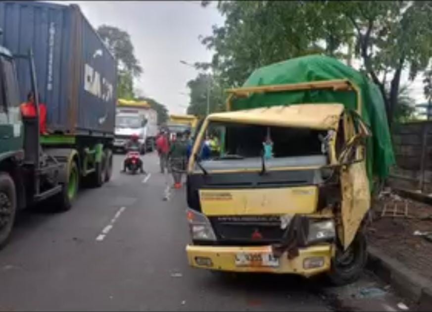 Truk yang dikemudikan Dominggu terlibat kecelakaan di Jalan Margomulyo, Surabaya, Rabu (3/7).  (IST)